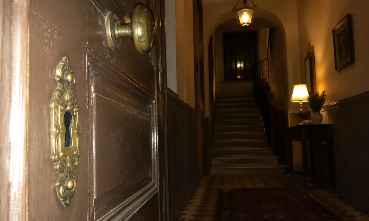 Une vieille porte et sa serrure d’airain : l’entrée discrète d’un immeuble ancien.